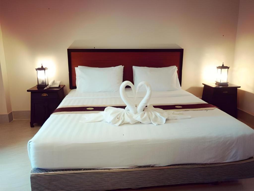 Rayong Lanna Hotel Экстерьер фото