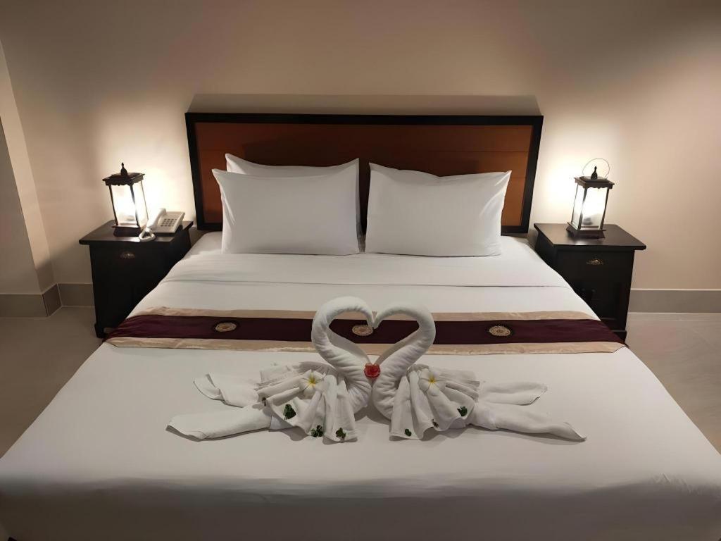 Rayong Lanna Hotel Экстерьер фото