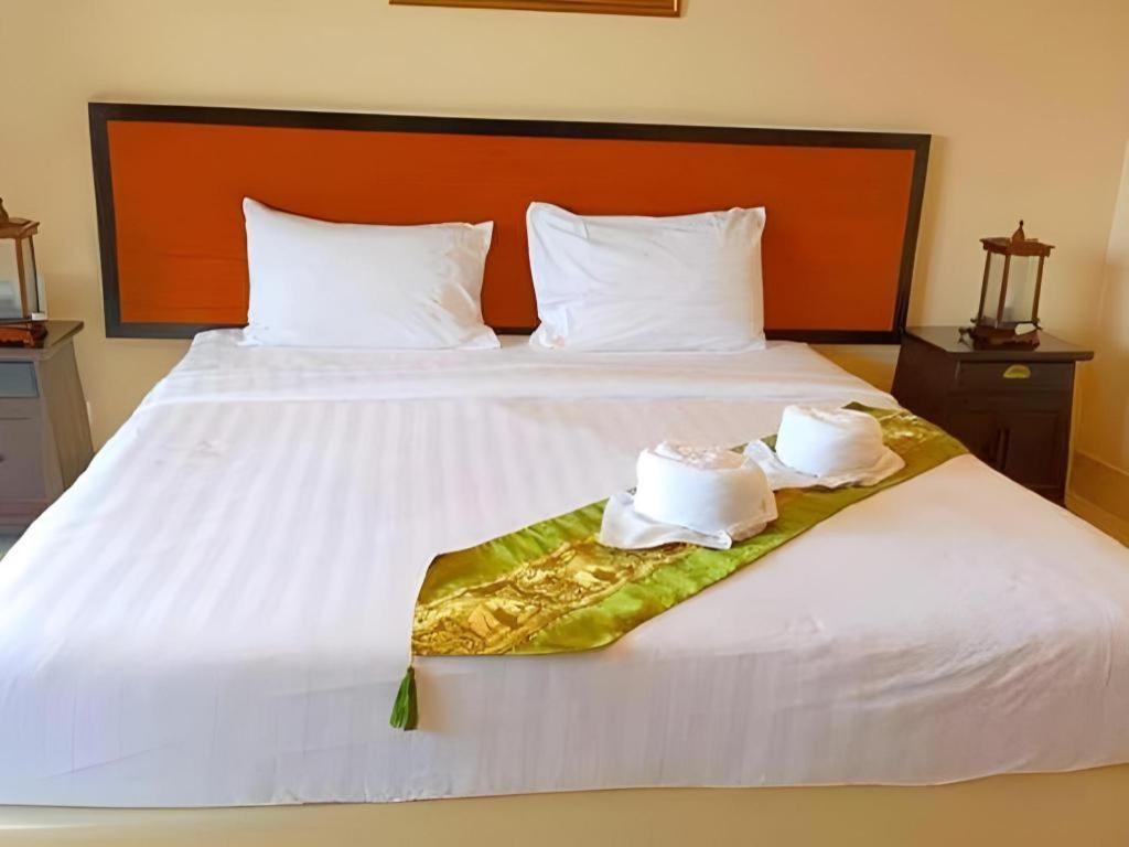 Rayong Lanna Hotel Экстерьер фото