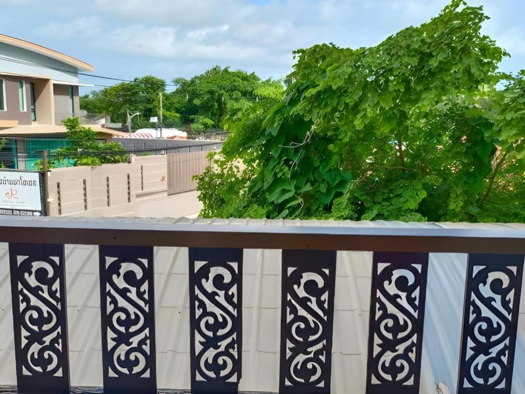 Rayong Lanna Hotel Экстерьер фото