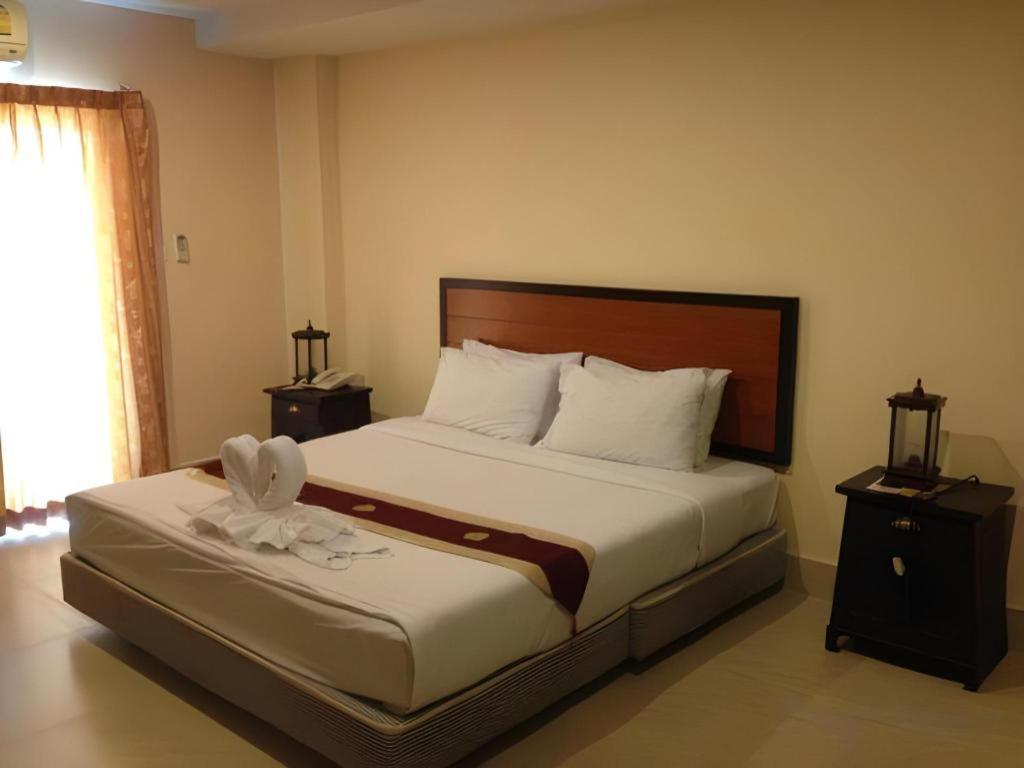 Rayong Lanna Hotel Экстерьер фото