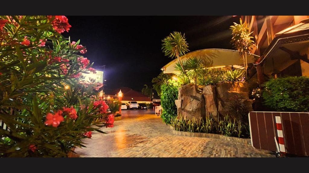 Rayong Lanna Hotel Экстерьер фото