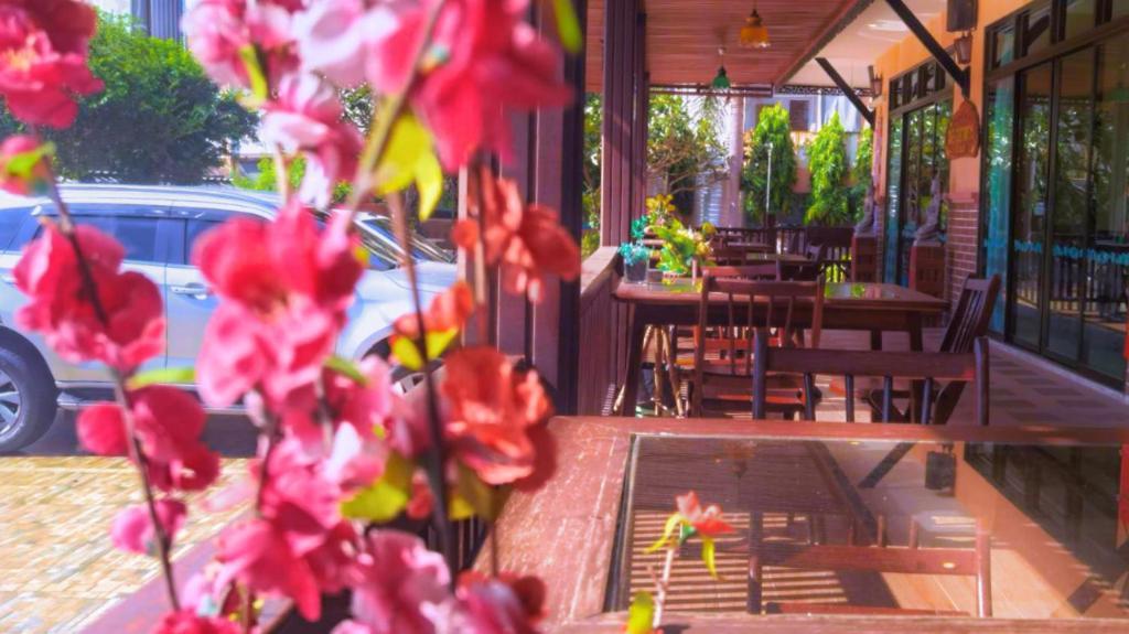 Rayong Lanna Hotel Экстерьер фото