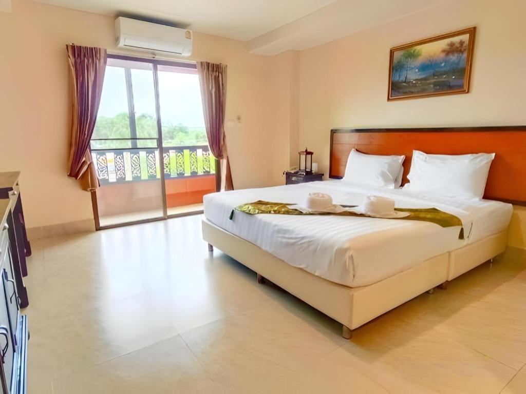 Rayong Lanna Hotel Экстерьер фото