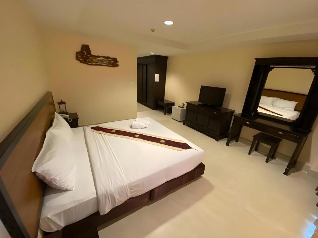 Rayong Lanna Hotel Экстерьер фото