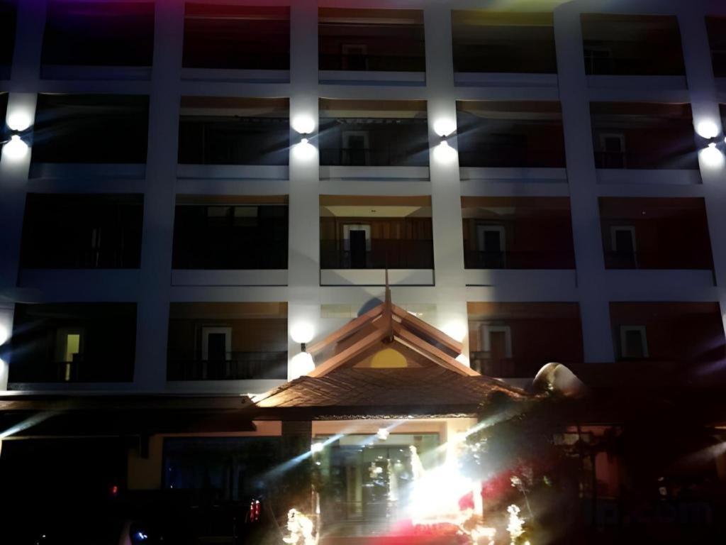 Rayong Lanna Hotel Экстерьер фото