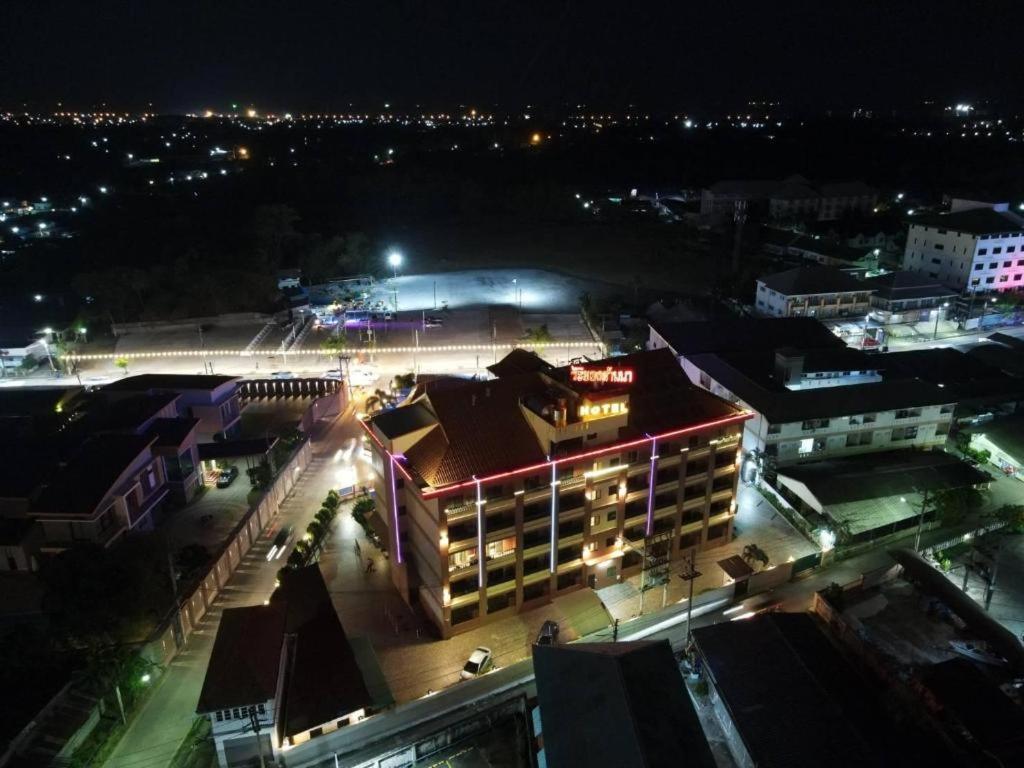 Rayong Lanna Hotel Экстерьер фото