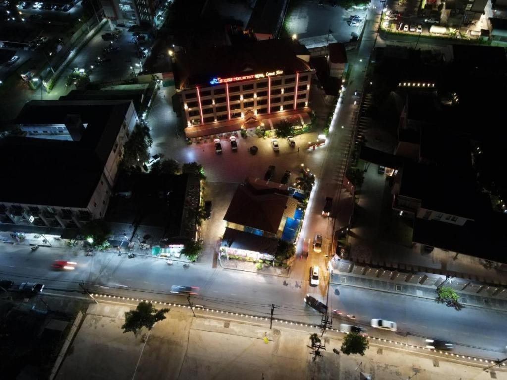 Rayong Lanna Hotel Экстерьер фото